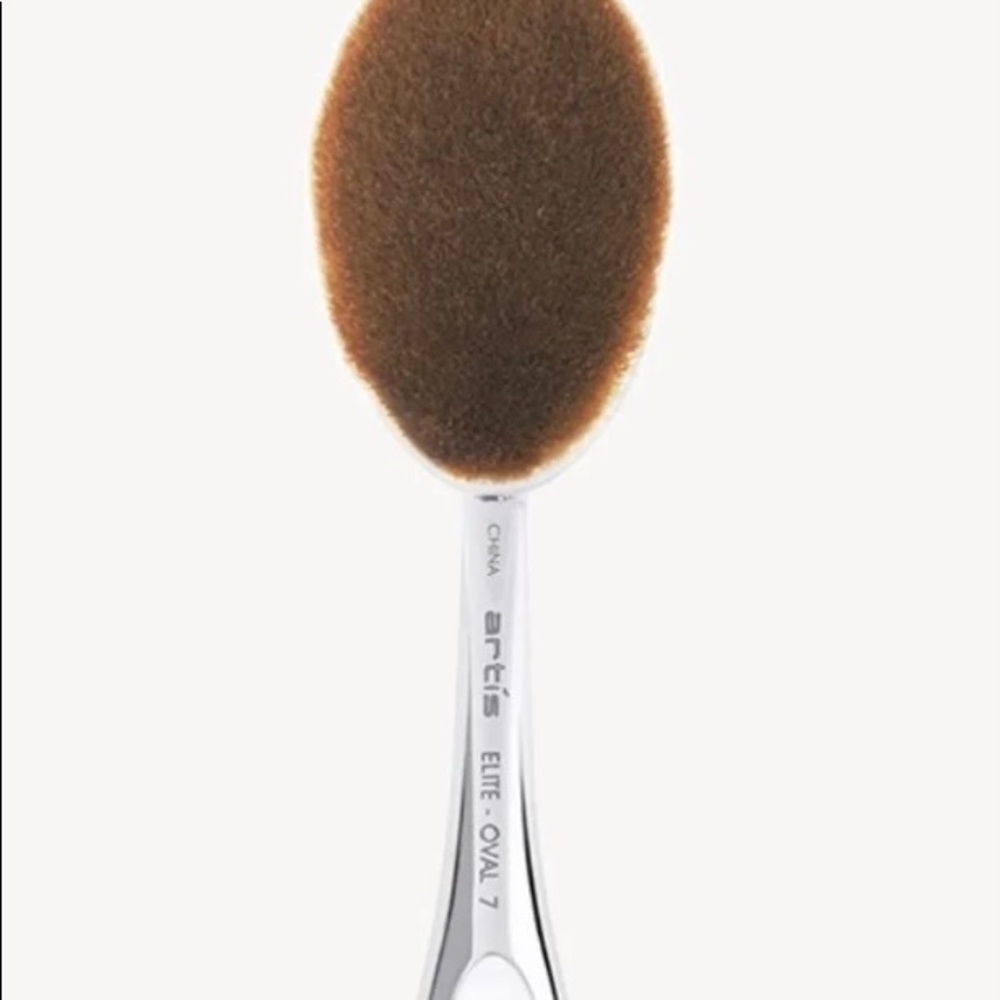 Make-up brush and cleansing foam